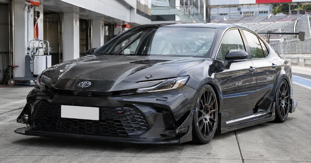 Toyota собрала Camry с двумя моторами и 700 силами. Зачем - непонятно, но интересно